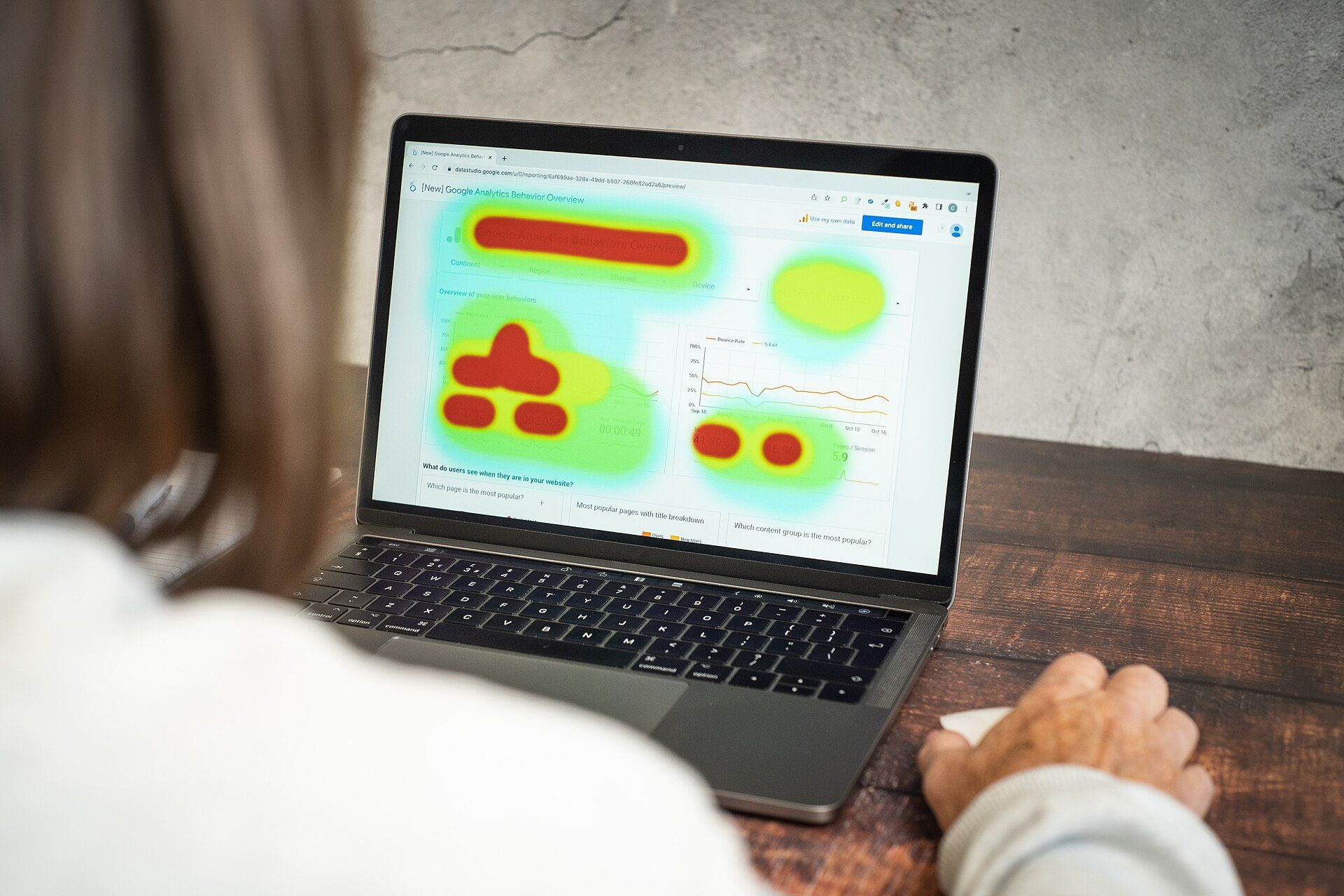 Mulher analisando o mapa de calor de uma página em um notebook