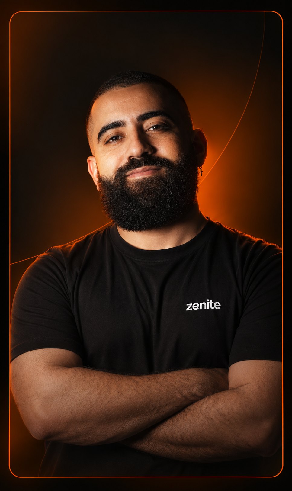 Gabriel Sarmento, sócio-fundador da Zenite Hub, de braços cruzados vestindo camiseta preta com o logotipo da Zenite